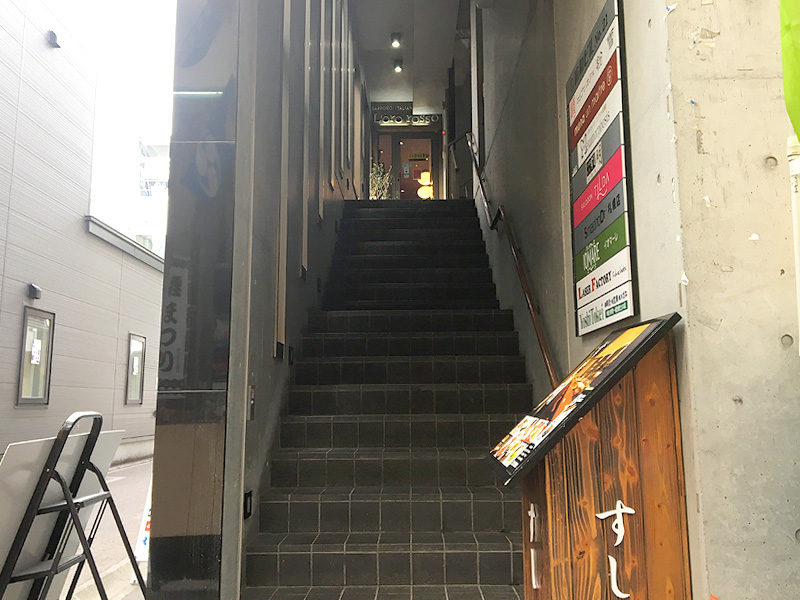 お店への階段